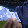 Dirigente do Grêmio joga nota de R$ 2 no gramado após decisão polêmica da arbitragem