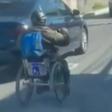 Cadeirante trafega em avenida e ultrapassa carros em via no RJ; veja vídeo