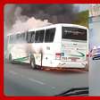 Ônibus pega fogo e bloqueia faixas na Rodovia Anhanguera, em SP
