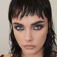 Cara Delevingne surpreende com franja e visual gótico em Cannes