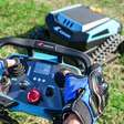Os novos cortadores de grama elétricos com controle remoto vão mudar sua relação com o mato