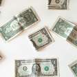Dólar oscila e termina dia em alta com dúvidas sobre mudanças no IOF