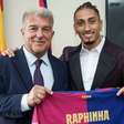 Raphinha renova contrato com o Barcelona até 2028