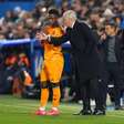 Vini Jr se despede de Carlo Ancelotti no Real Madrid: 'Te espero no Brasil'