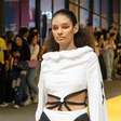Desfile do Senac relê looks icônicos dos 30 anos do SPFW