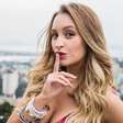 Bem ou mal vestida? Morena, Carla Diaz divide opiniões com vestido enorme