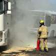 Acidente entre ônibus e caminhão provoca vazamento de combustível e interdita BR-158 em Cruz Alta