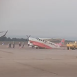 Antes de voo para o RJ, avião da Azul fica 'empinado' na pista de Viracopos, em Campinas