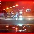 Polícia americana salva motorista bêbado segundos antes de trem atingir o carro