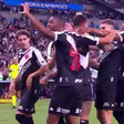 Atacante do Vasco faz gesto de "C" com as mãos para provocar torcedores do Fluminense