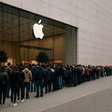 Um homem cobra R$251 por hora para ficar em filas; ele ganhou tanto dinheiro com os lançamentos de iPhone que hoje tem um império milionário