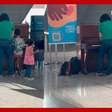 Mãe e filho tocam piano no aeroporto e emocionam passageiros no interior de São Paulo