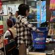 Com look informal, rainha do sertanejo é flagrada sozinha fazendo supermercado em SP