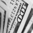 Dólar supera R$ 5,70 e fecha mês em alta após volta de discussão sobre tarifas