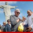 Carlo Ancelotti visita o Cristo Redentor, tira foto com fãs e é abençoado por padre