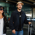 Aerolook: Sabrina Sato vai e volta de NY com chinelo de R$ 449,99
