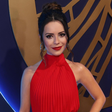 Sandy de vermelho e Paula Fernandes com franjas em prêmio musical