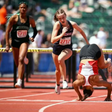 Atleta tropeça, mas vence 100m com barreiras dando cambalhotas; veja o vídeo