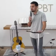 Felipe Simas é flagrado fazendo pregação em igreja evangélica