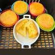 Pão de queijo fácil na airfryer: douradinho e sem enrolar