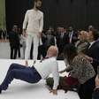 Lula tenta repetir movimentos de acrobata durante exibição na França, ao lado de Janja e Macron