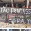 "Fora, Yuri!": Protesto em frente à sede do Sport expõe clima tenso nos bastidores