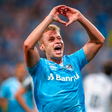 Grêmio; Mano revela, do banco à lateral: "atuou como lateral e preenche bem os espaços"