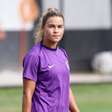Lateral do Corinthians analisa nova função tática, equilíbrio no futebol feminino e projeta futuro