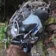 Bastou um milissegundo de distração para ele despencar sua BMW R 1250 GS por um barranco e em seguida fez a coisa mais ilegal do mundo