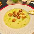 Sopa cremosa de batata e batata-doce com queijo: jantar fácil