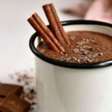 Chocolate quente com canela: aprenda a fazer a bebida cremosa