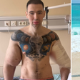 Influencer conhecido como 'Popeye Russo' é hospitalizado para 'retirar bíceps'