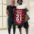 Jogador do Arsenal tira foto com a camisa do Flamengo e movimenta torcida