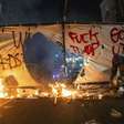 Los Angeles decreta toque de recolher noturno e realiza prisões em protestos contra batidas anti-imigrantes