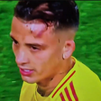 Enzo Fernandez crava as travas na testa de adversário colombiano em jogo da Argentina