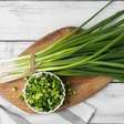 5 benefícios da cebolinha verde para a saúde e como incluí-la na dieta