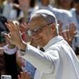 Papa pretende aumentar salários no Vaticano, dizem fontes