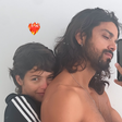 Rodrigo Simas aparece nu em foto postada ao lado de Agatha Moreira