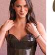 Joia de R$ 86 mil: quase ninguém notou, mas Bruna Marquezine usou acessório delicado para trazer cor ao look metálico no desfile de Sasha