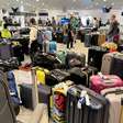 Há anos colamos fitas em nossas malas para identificá-las no aeroporto, mas funcionários alertam que é uma péssima ideia