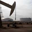 Petróleo sobe 7% com ataques aéreos entre Israel e Irã