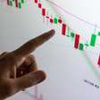 Ibovespa tem queda mais leve que mercado global e fecha semana com alta acumulada