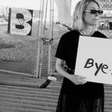 Kim Gordon relança faixa com palavras "banidas" por Trump