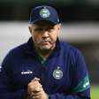Técnico do Coritiba reclama de pênalti no fim do jogo: "Quero acreditar no VAR"