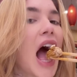 Virginia Fonseca choca seguidores ao comer cérebro na China e revela: 'Apimentado'
