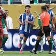 Lateral do Porto discorda de 'amasso' do Palmeiras: 'Não sei que jogo viram'