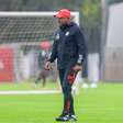Histórico ruim deve fazer Roger reavaliar formação com três volantes no Inter