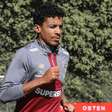 Luiz Gustavo volta a treinar no CT do São Paulo