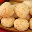 Pão de queijo mineiro verdadeiro com casquinha crocante e não murcha quando tira do forno
