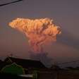 Monte Lewotobi Laki-laki entra em erupção e lança cinzas a 11 km de altura na Indonésia